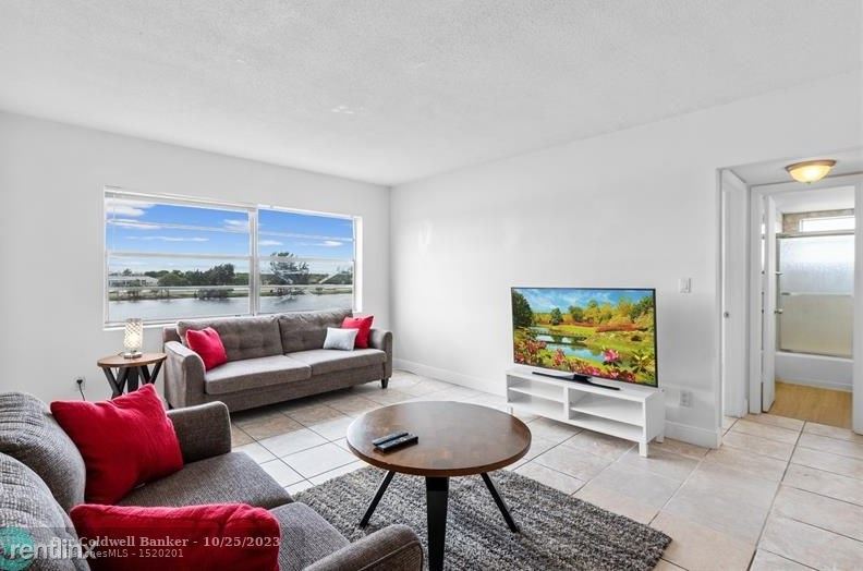 Foto principal - 2 br, 2 bath Condo - 1060 Crystal Lake Dri...