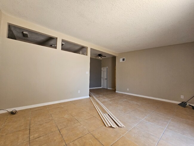 Building Photo - 1745 E Broadway Rd