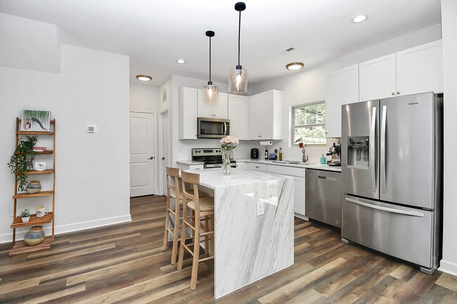 Building Photo - Room in House on Hunters Crossing Ln