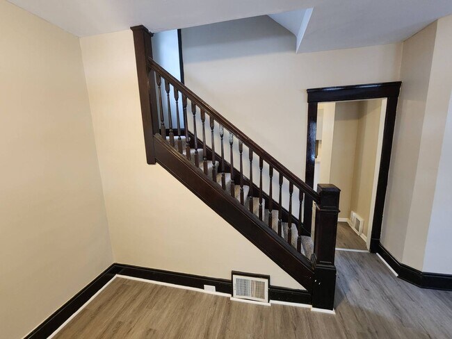 Building Photo - Charming 4-Bedroom Property in Prime Location