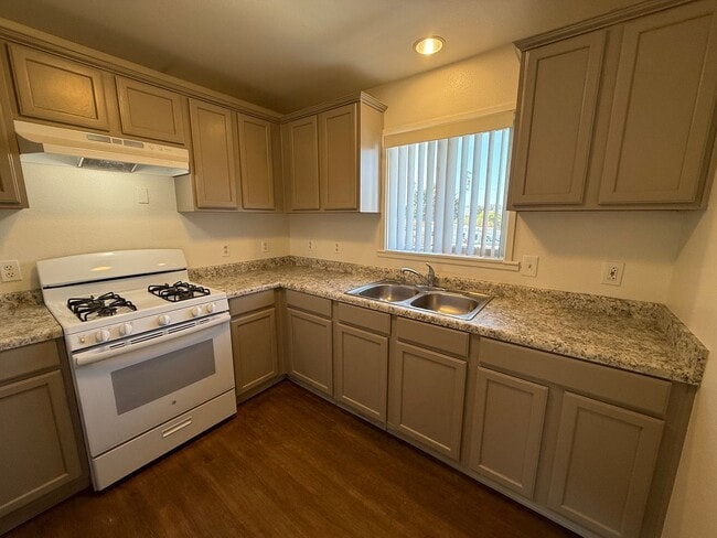 Building Photo - 1 Month Free Rent and $250 Walmart Gift Ca...