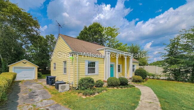 Building Photo - "Charming 4-Bed Chattanooga Home with Hard...