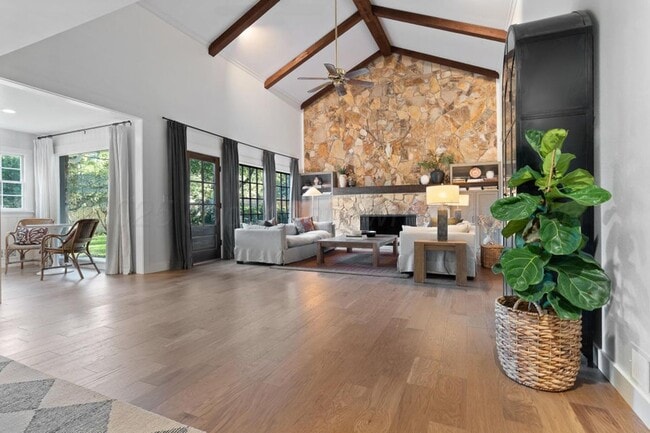 Building Photo - Wolflin Unique Home