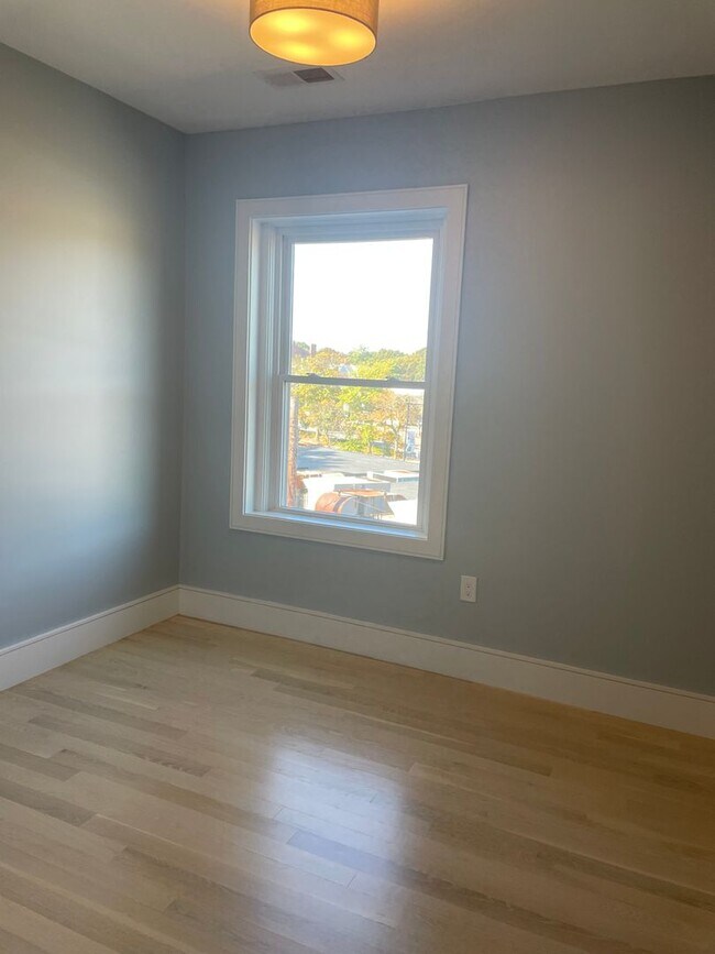 Building Photo - Beautiful brand new three bedroom, Laundry in unit