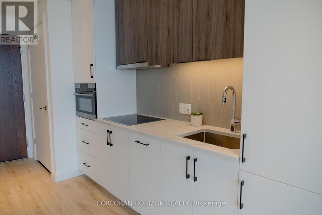 Photo du bâtiment - 741 King St W