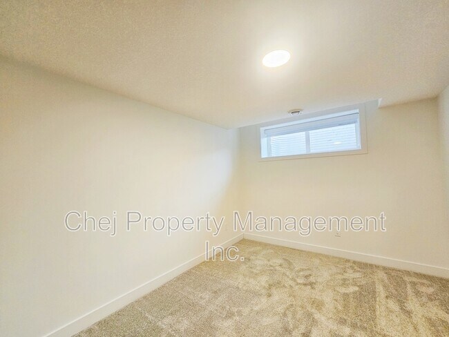Photo du bâtiment - 6341-6341 King Wynd SW