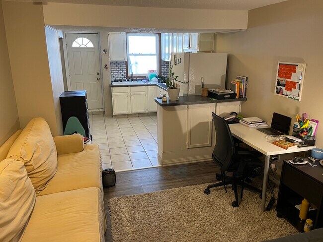 Vista desde la sala de estar/dormitorio hacia la cocina - 1651 Dakota Ave S