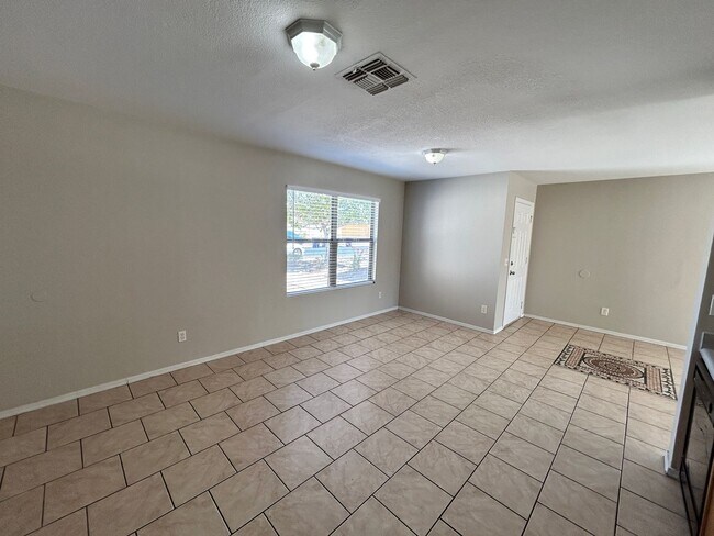 Foto del edificio - 4 Bed / 2 Bath Single Level El Mirage Home...