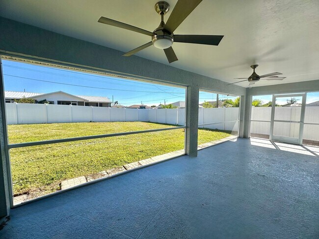 Building Photo - Stunning 3 Bedroom + Den Home with Fence +...