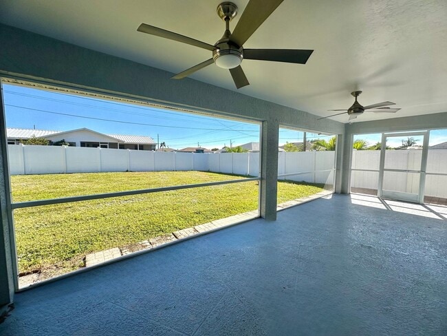 Foto del edificio - Stunning 3 Bedroom + Den Home with Fence +...