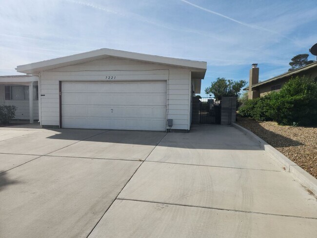 Building Photo - A Fabulous 3 Bedroom Single Story Home wit...