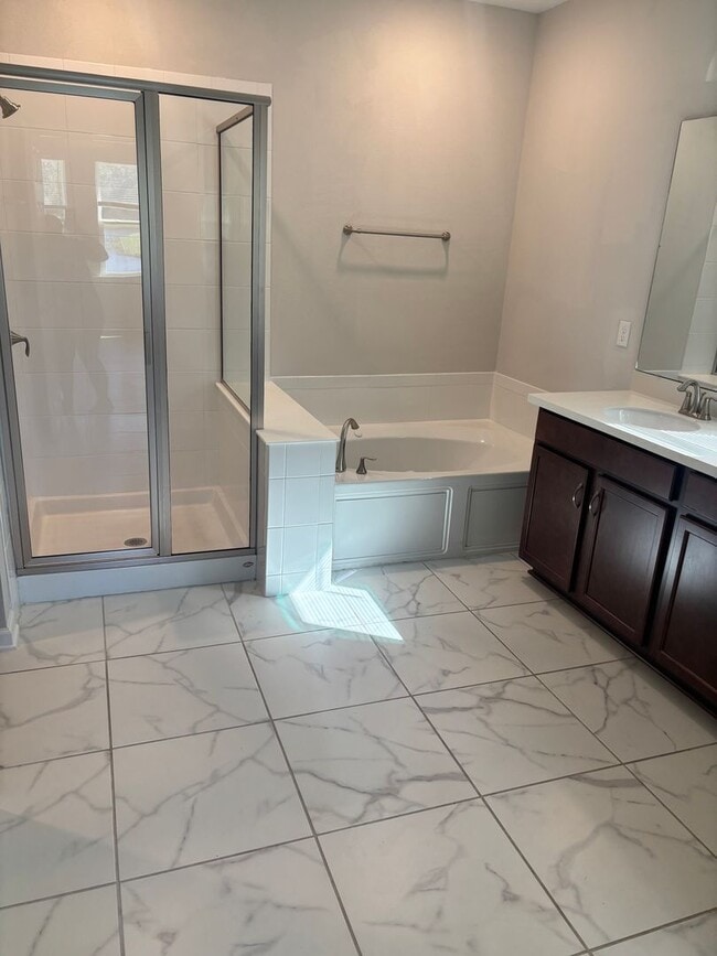 Foto del edificio - 4 Bedroom 3 Full Bath House in Convenient Location