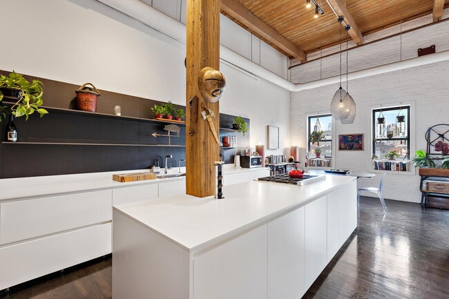 Building Photo - 1050 W Hubbard St