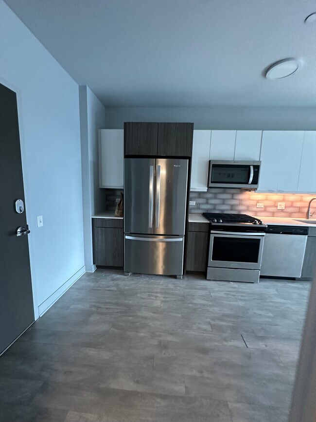 Foto del edificio - 1027 W Addison St