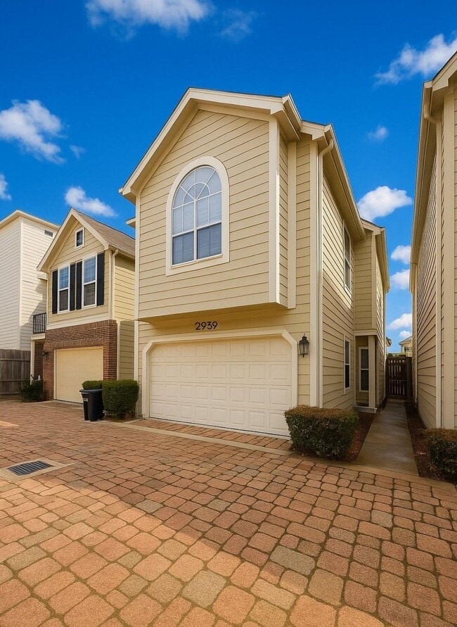 Building Photo - 2939 Clinton Dr