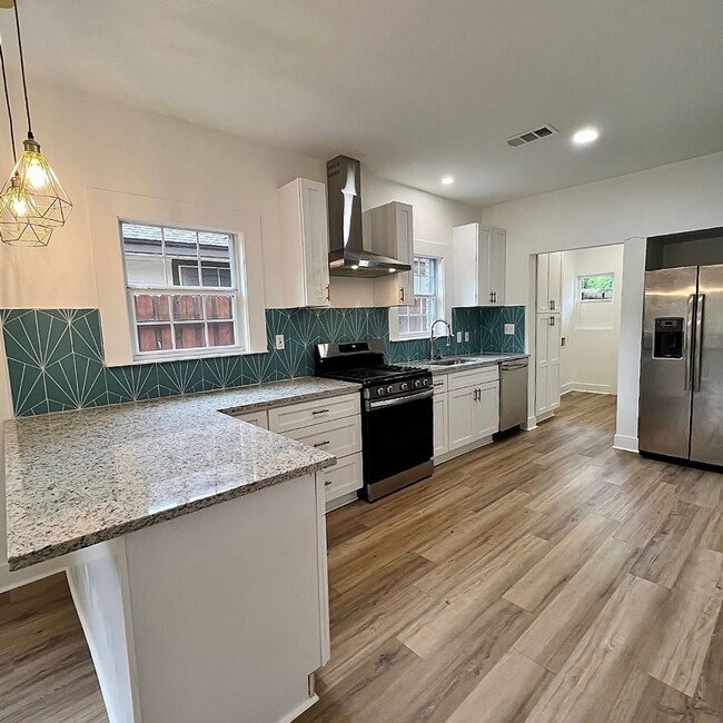 Building Photo - Wonderfully Located and Updated 3/2 in For...