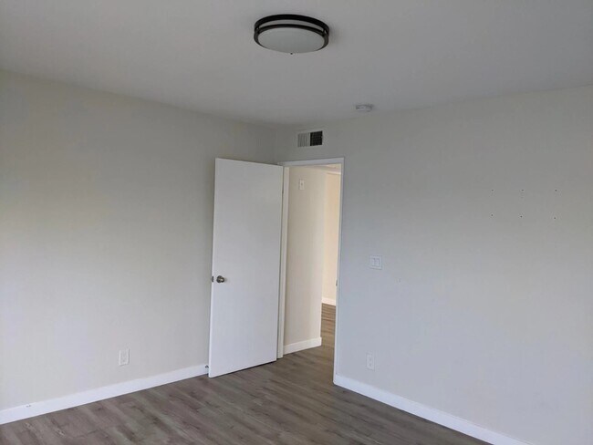Foto del edificio - 520 N Virgil Ave