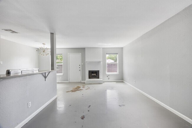 Foto del edificio - 2315 Burleson Rd