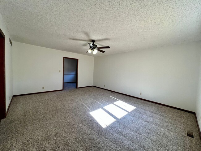 Building Photo - Spacious 3 Bed, 3 Bath Available on the We...