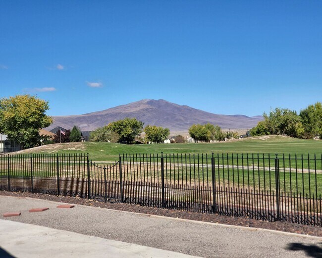 Foto del edificio - Charming 3 Bedroom 2 Bathroom Desert Lakes Home, Fernley