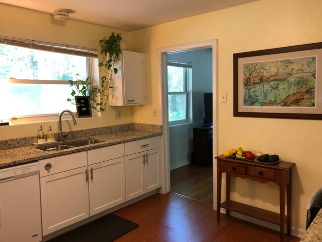 Foto del edificio - Three Bedroom 1.5 Bath Home in Great Location in NW Orman Leigh Estates