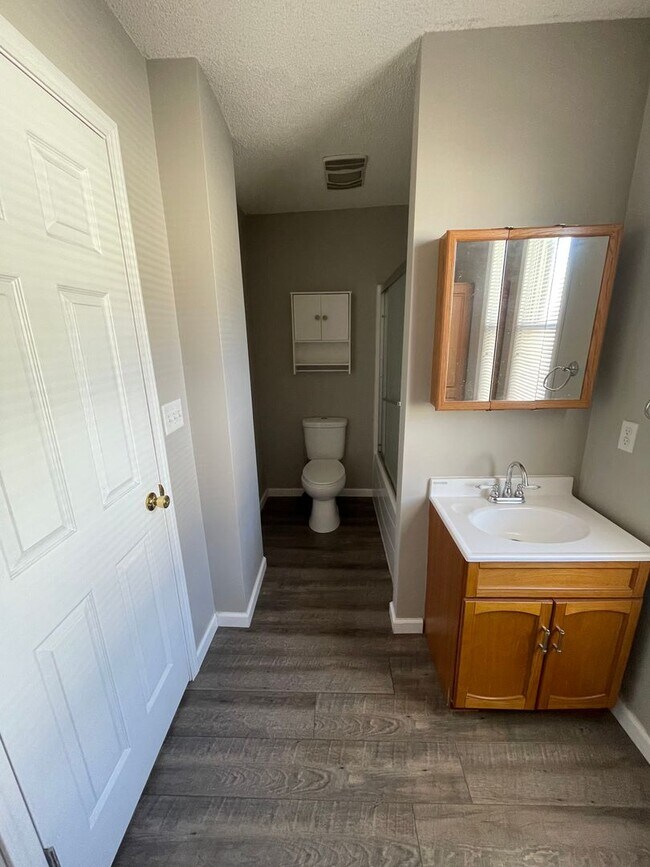 Building Photo - Modern 2 bedroom available now, $725 per m...