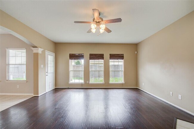 Foto del edificio - 9714 Bark Ridge Ln