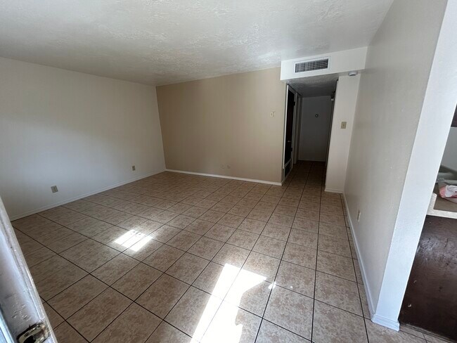 Sala de estar - 1038 Texas St NE