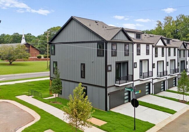 Foto del edificio - FREE RENT! Stunning 4 Bed | 3.5 Bath Luxury Townhome at The Towns at Rocky River