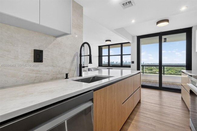 Building Photo - 2555 Collins Ave