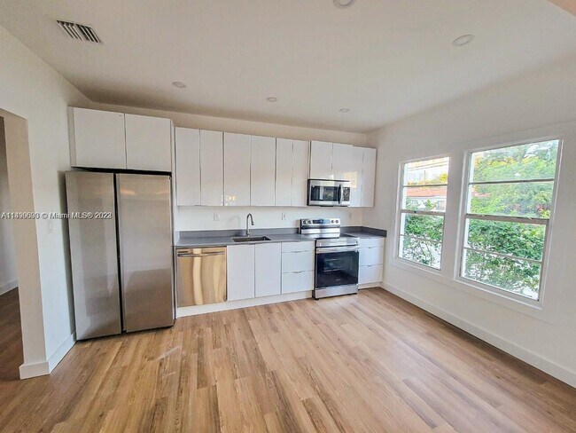 Building Photo - 900 SW 8th Ct