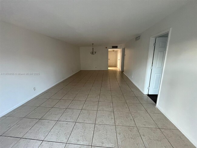 Foto del edificio - 6361 N Falls Cir Dr