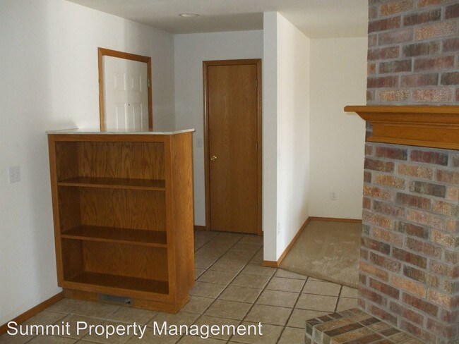 Building Photo - 515-517 E Rogers Dr