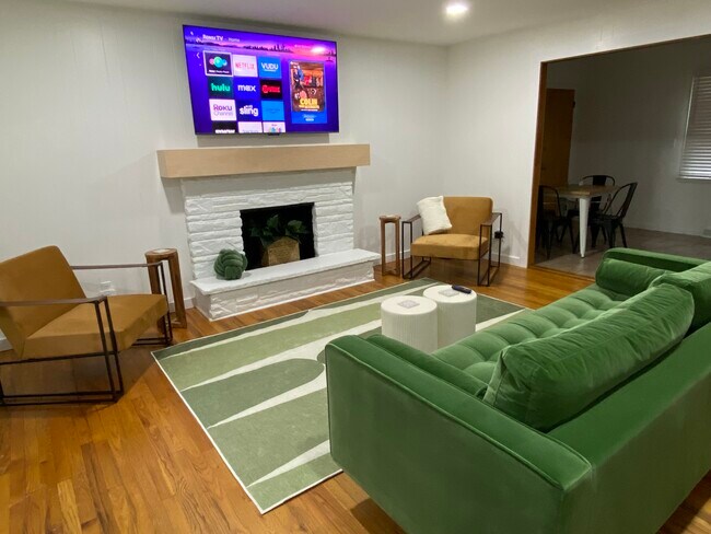 Viviendo - 419 E Locust St