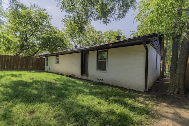 Building Photo - 1103 N Grant Dr