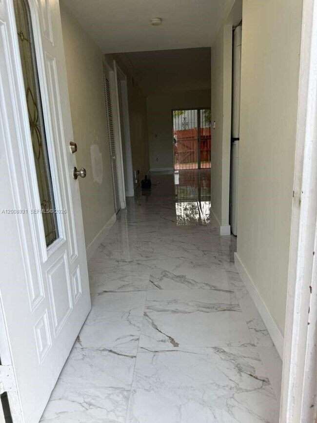 Foto del edificio - 300 NW 107th Ave