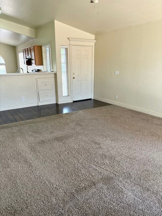Foto del edificio - **Excellent 3br/2ba/2 car garage HOUSE (UN...