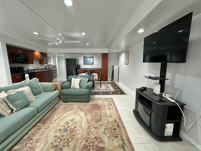 Building Photo - Spacious and Fully Furnished One-Bedroom, ...