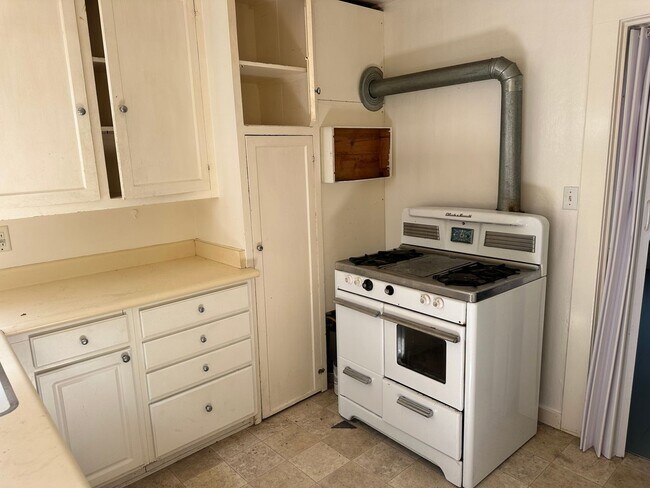 Building Photo - Archer