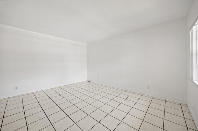Building Photo - 5050 Bayview Dr
