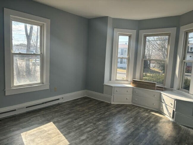 Foto del edificio - Spacious, Just Painted Studio Close to Com...