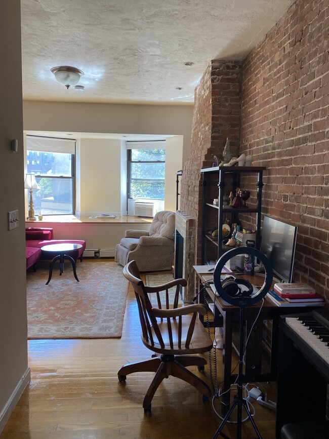 Building Photo - 58 Gainsborough St