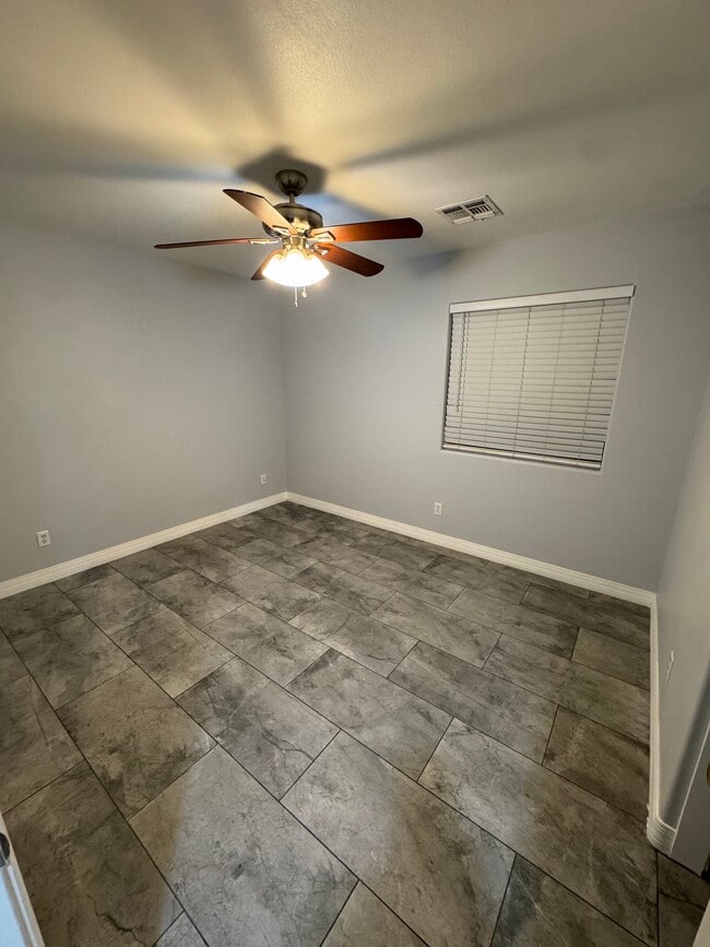 Foto del edificio - 10791 W Roanoke Ave