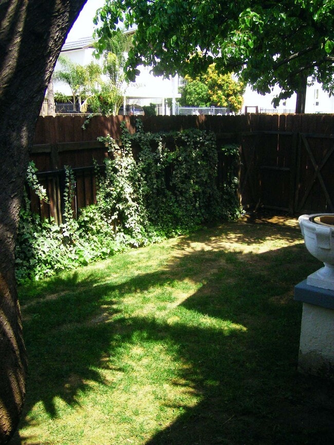 Building Photo - 6116 Fountain Ave