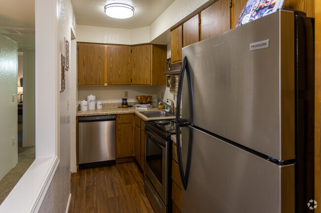 2BR, 2BA - 900 SF - Council Place Apartments