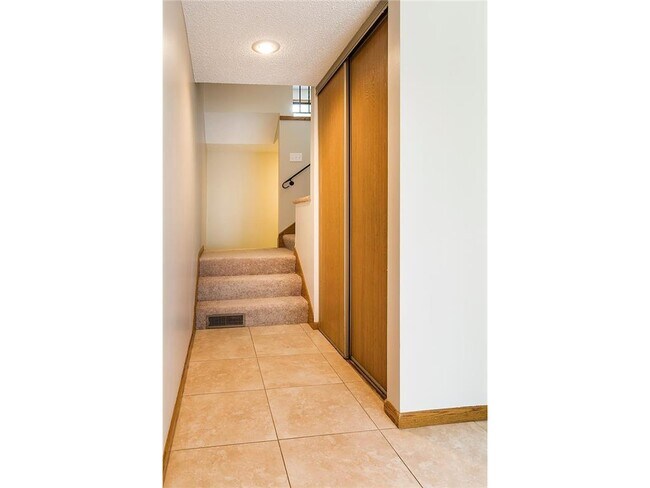 Foto del edificio - 326 W 5th St