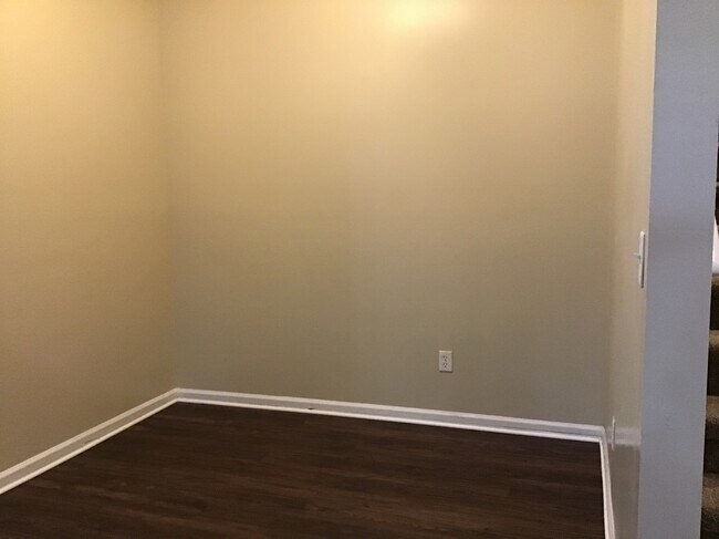 Building Photo - 2469 Royal Pointe Dr