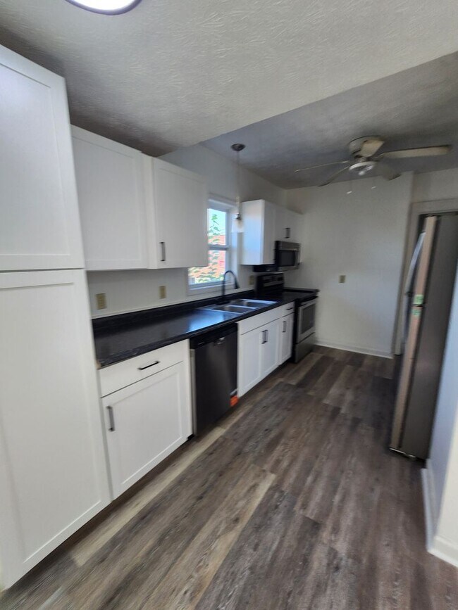 Foto del edificio - Beautifully Update 4 Bedroom House For Rent in Firestone Park