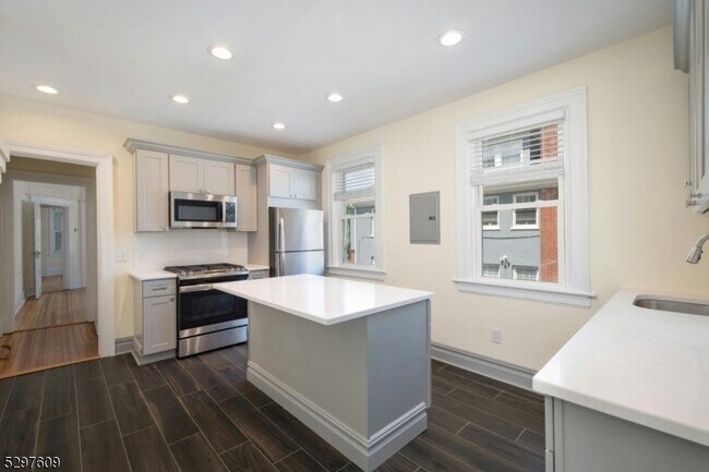 Building Photo - 81 Montague Pl