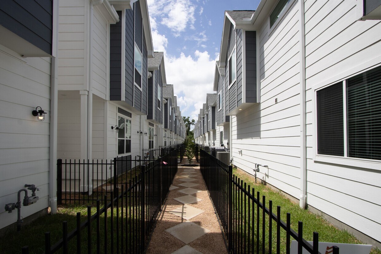 Foto del edificio - 1570 W Tidwell Rd